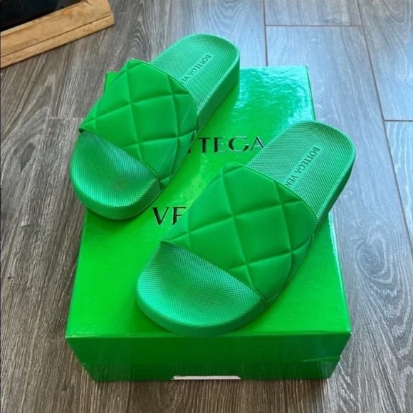 サンダル・ミュール Bottega Veneta Rubber Lido Slide Green Bottega Veneta Rubber Lido Slide Green Sandals | THE LIST